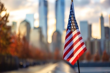 USA-Flagge vor der Skyline