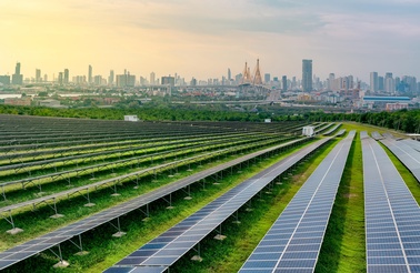 Photovoltaikanlagen vor einer Stadt